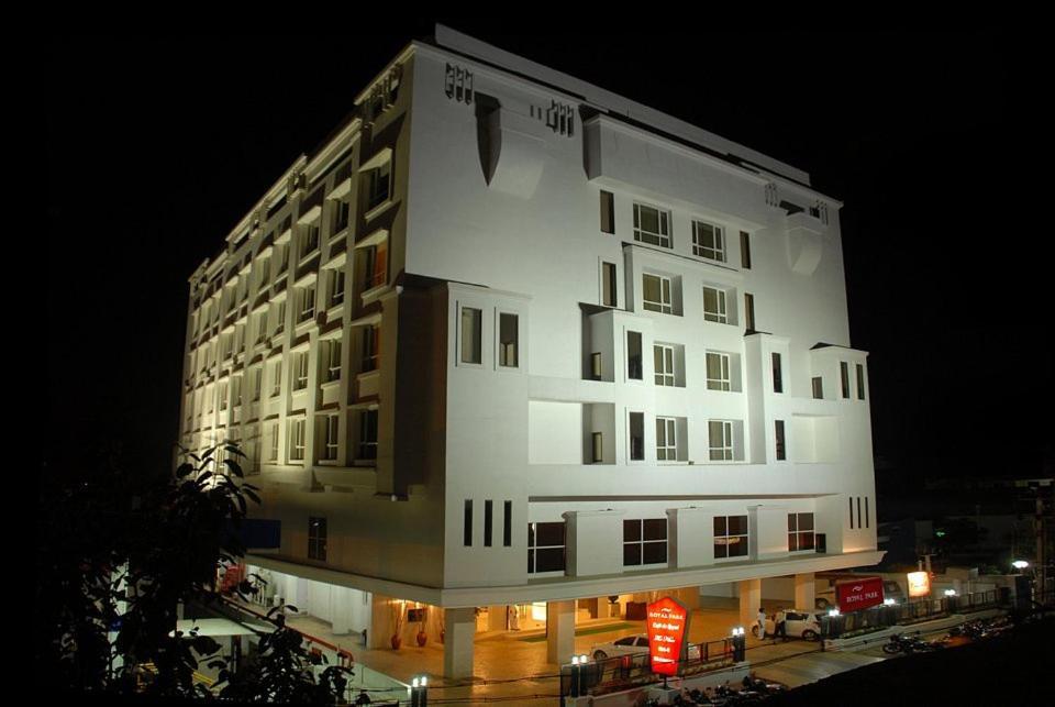Royal Park Kakinada Hotel Exterior foto